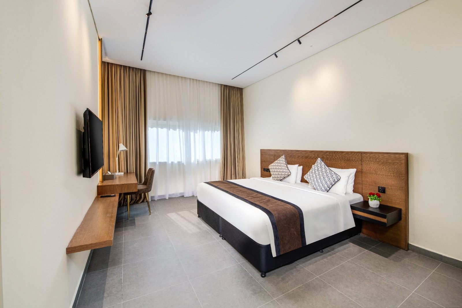 One-bedroom residence with King bed, headboard and desk